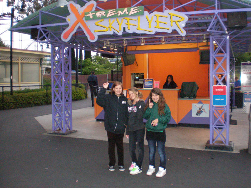 65Girls_in_front_of_Skyflyer