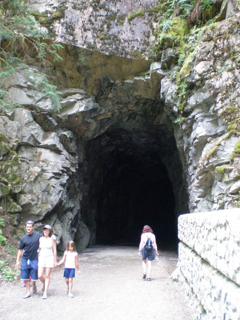 23_Sue_Enter_Tunnel