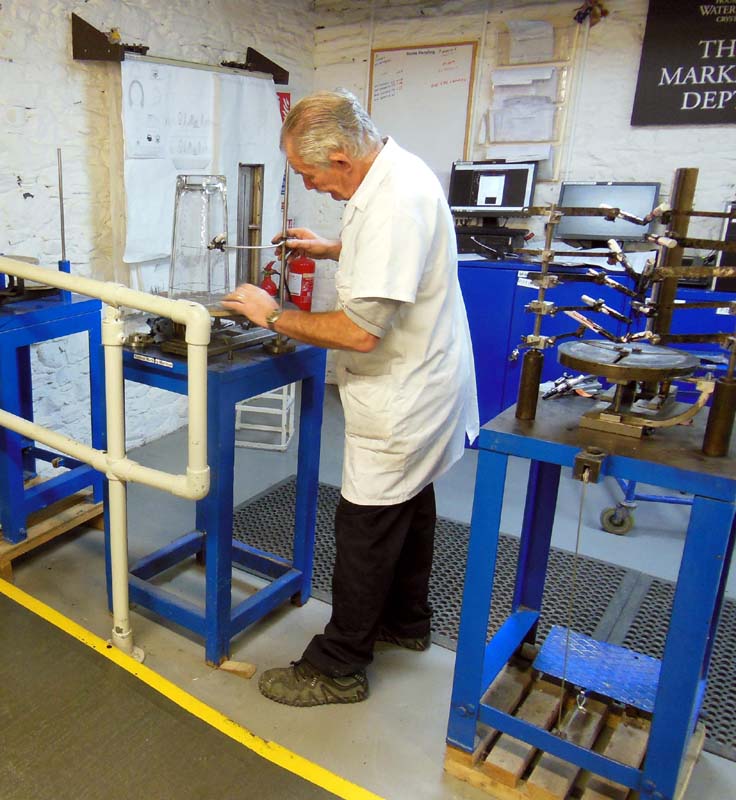 099Marking_glass_for_cutting