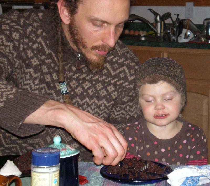 44Daddy_help_Kayla_with_cake