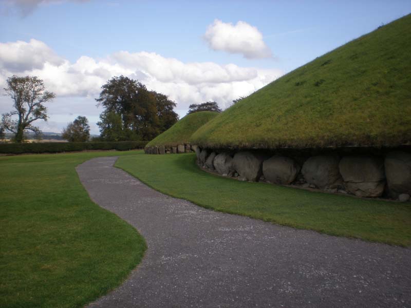 06Great_Mound_and_satellite_at_Knowth