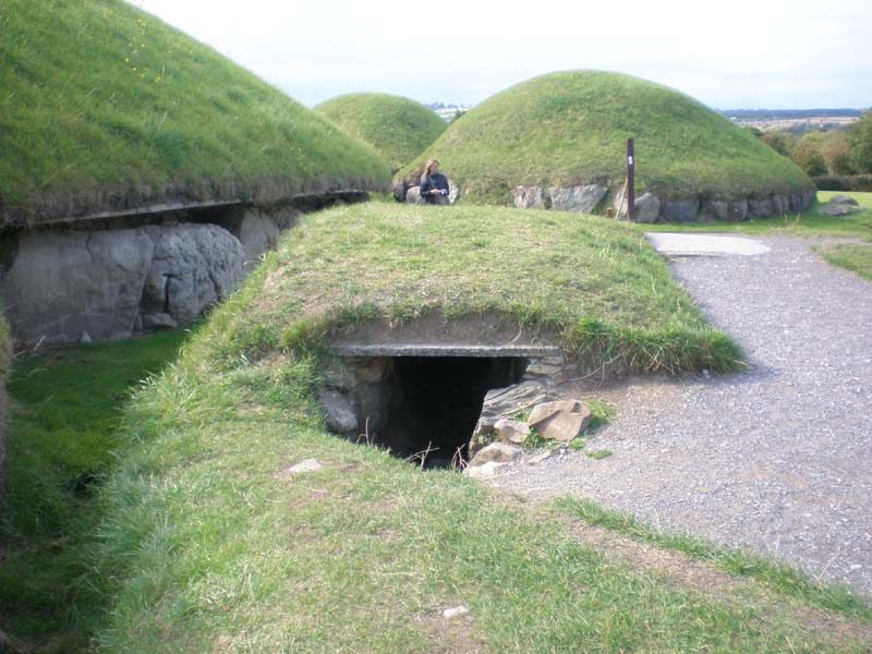 09Around_Knowth