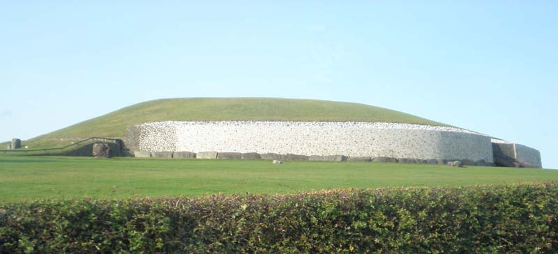 30Newgrange_from_bus