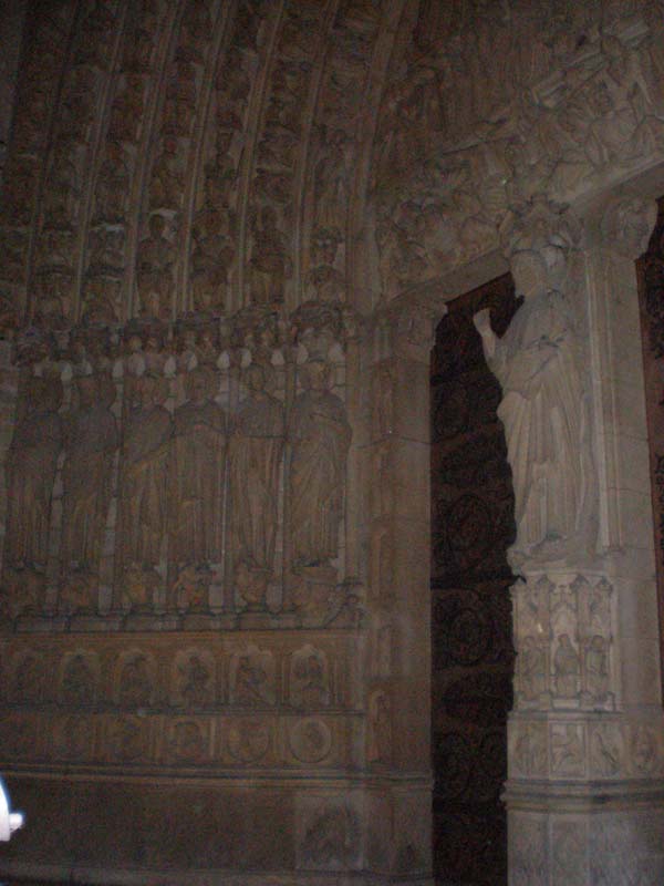 15Notre_Dame_entrance