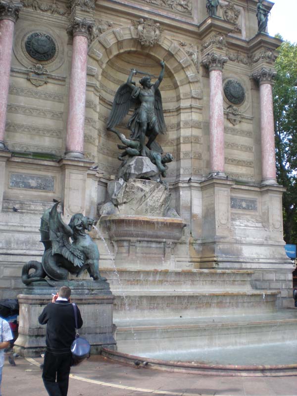 07Fontaine_Saint-Michel