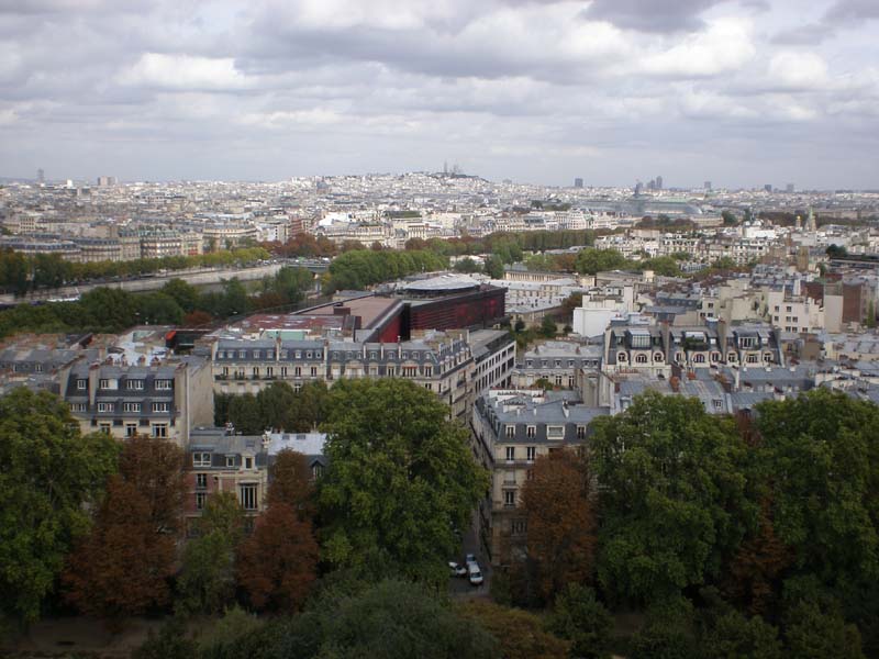 17Sacr&eacute;_C&oelig;ur_in_distance