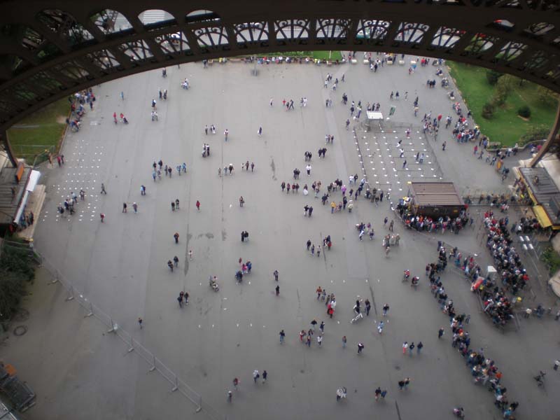 28underneath_Eiffel_Tower