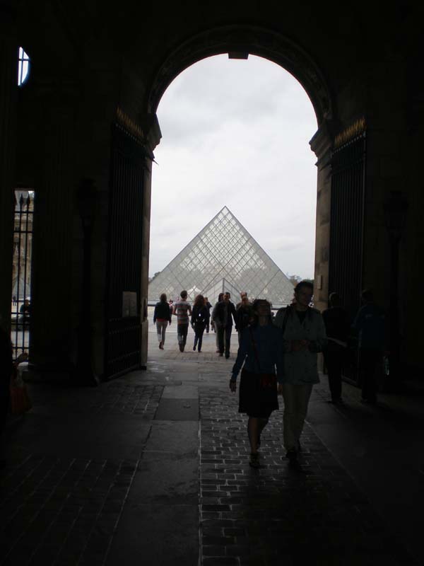 02Louvre_entrance