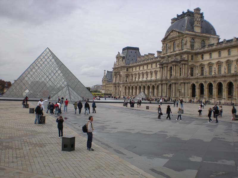 03Louvre_inner_courtyard