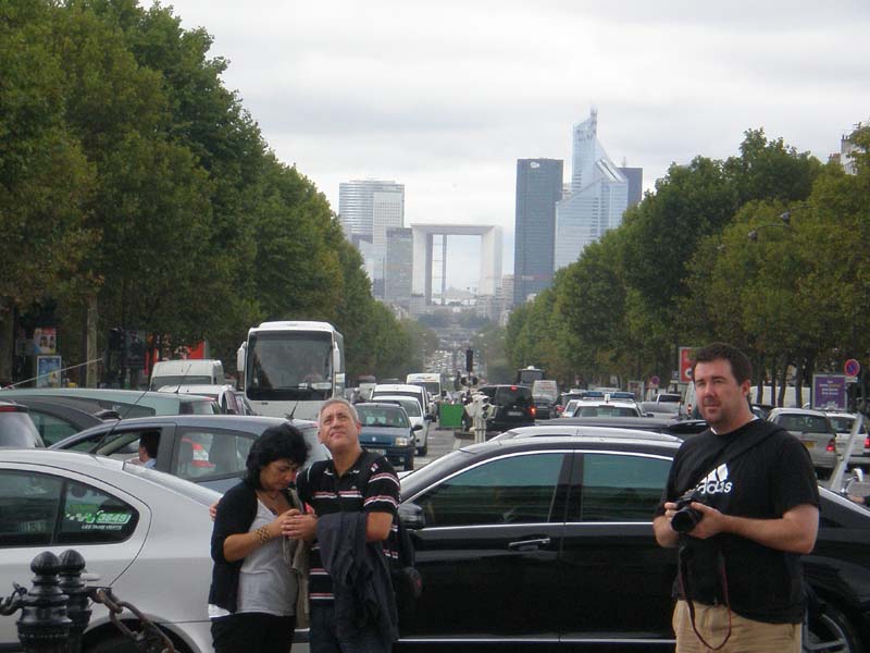 zoom to Grande Arche de la Defense