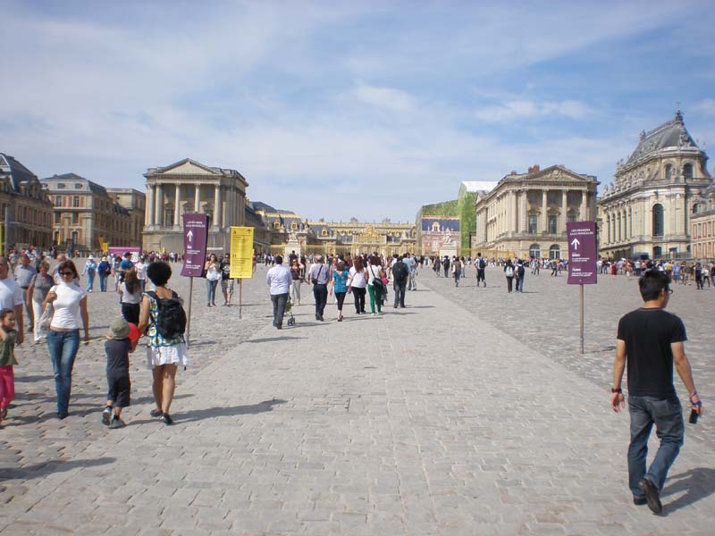 04inside_courtyard_of_Versailles