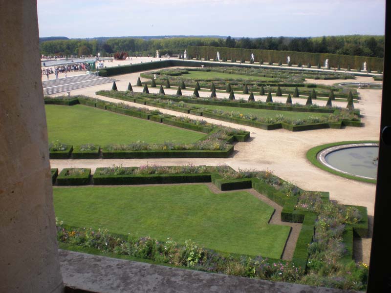 07Versailles_gardens_out_window