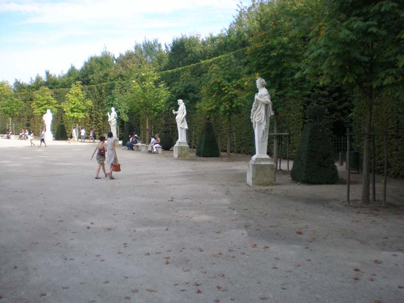 33statues_and_topiary