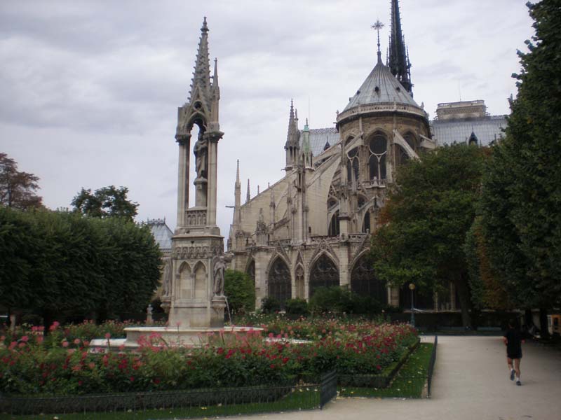 06Notre_Dame_garden