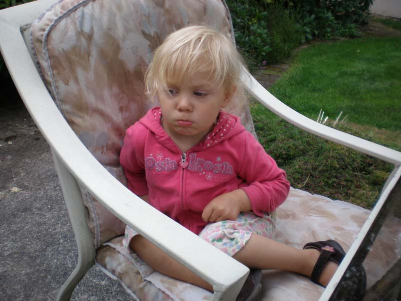 02Kayla_in_patio_chair