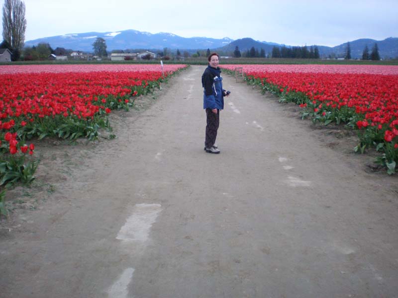08_sue_on_road_between